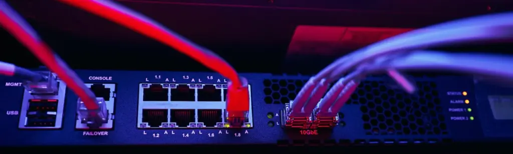 Bild eines Lan-Switches mit einigen Kabeln welche angeschlossen sind.